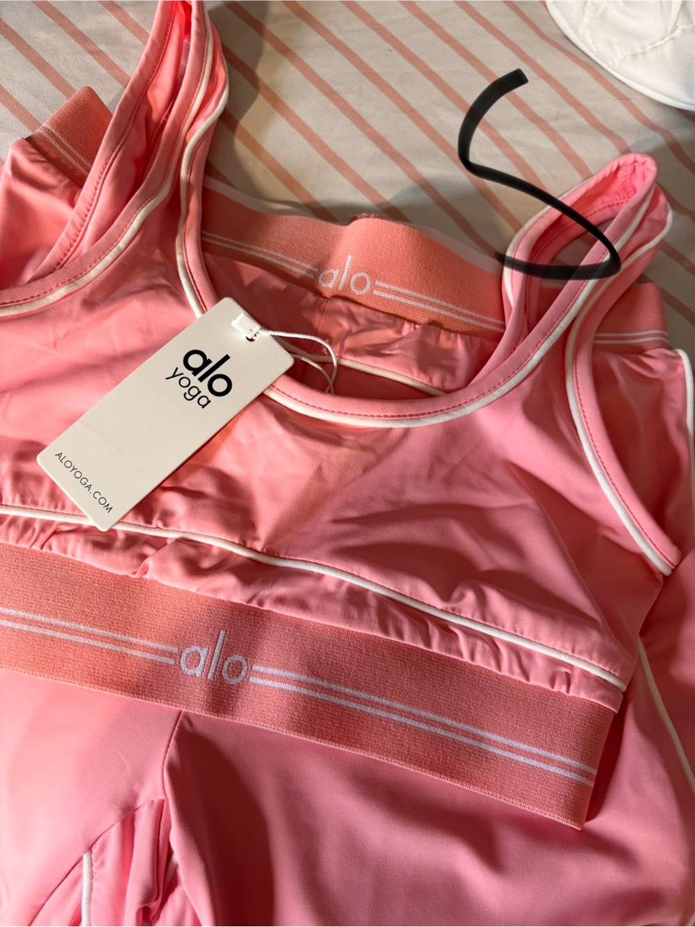 Alo Yoga ,grey,pink,red set of leggings and top together - Picture 4 of 6